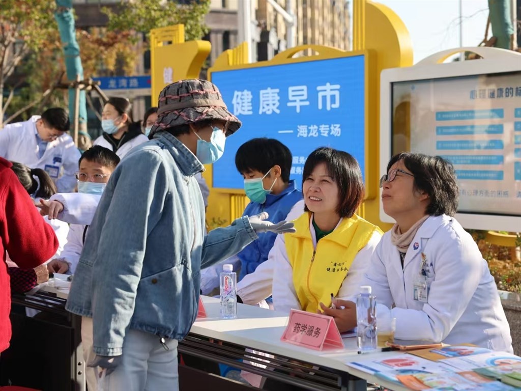 惊！家门口的健康早市超热闹，居民直呼今非昔比  第2张