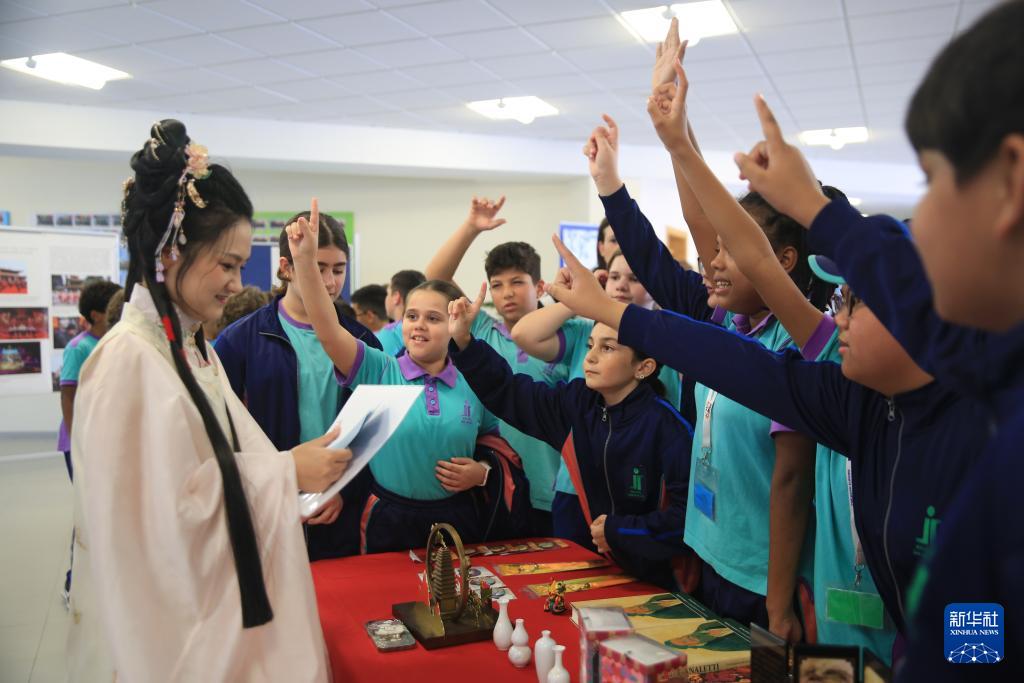 马耳他学生参观孔子图片展后向往中国之旅,背后有何魔力?  第2张