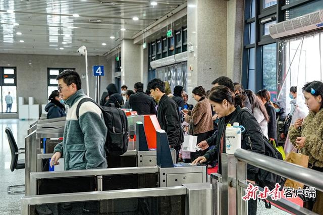 揭秘！甘肃降雪降温，兰州铁路局职工冒雪保铁路畅通  第2张