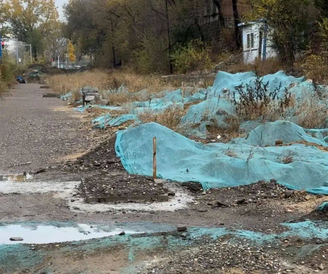 房山区富燕新村道路围挡多年未修！工程为何延期？什么时候能修好？  第4张