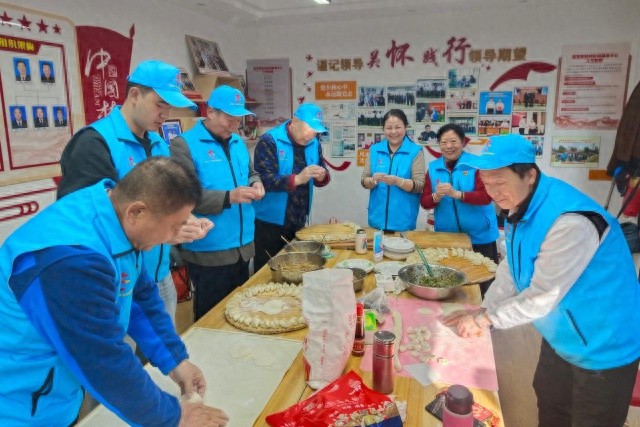 冬至寒意浓，志愿服务中心暖意融融：一场温馨的饺子盛宴与邻里情深  第1张