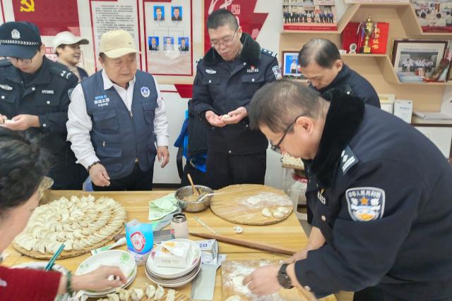 冬至寒意浓，志愿服务中心暖意融融：一场温馨的饺子盛宴与邻里情深  第2张