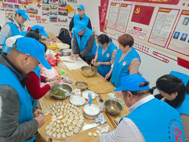冬至寒意浓，志愿服务中心暖意融融：一场温馨的饺子盛宴与邻里情深  第3张