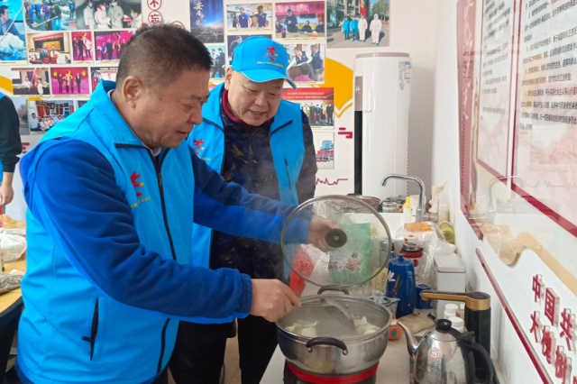 冬至寒意浓，志愿服务中心暖意融融：一场温馨的饺子盛宴与邻里情深  第4张