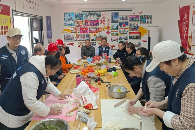 冬至寒意浓，志愿服务中心暖意融融：一场温馨的饺子盛宴与邻里情深  第5张