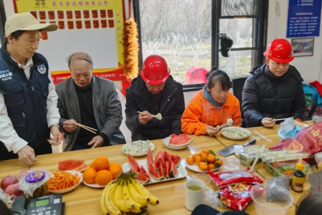 冬至寒意浓，志愿服务中心暖意融融：一场温馨的饺子盛宴与邻里情深  第6张