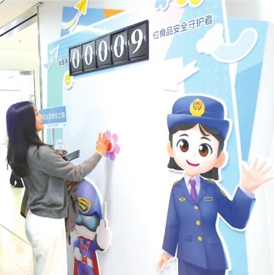 揭秘武汉首座食品安全科普基地：与AI数字人互动，探索食品安全的奥秘
