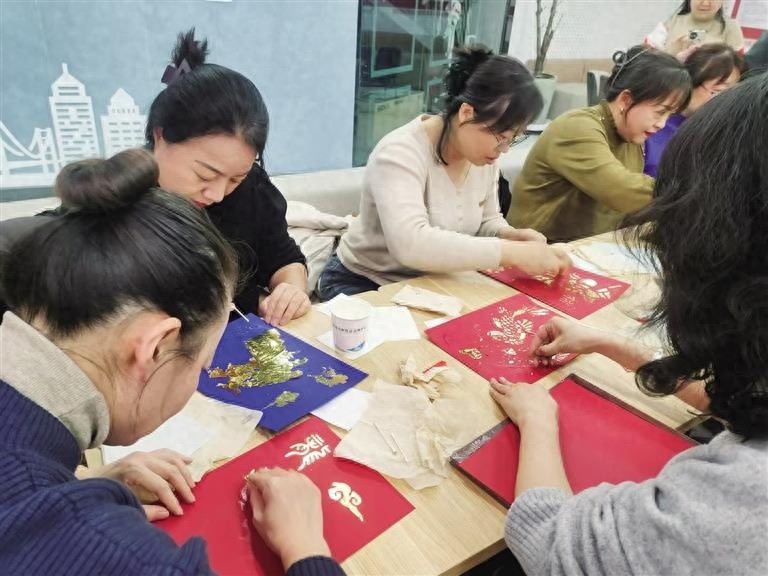 揭秘金箔制作技艺：一场让青年再就业的非遗传承盛宴  第1张