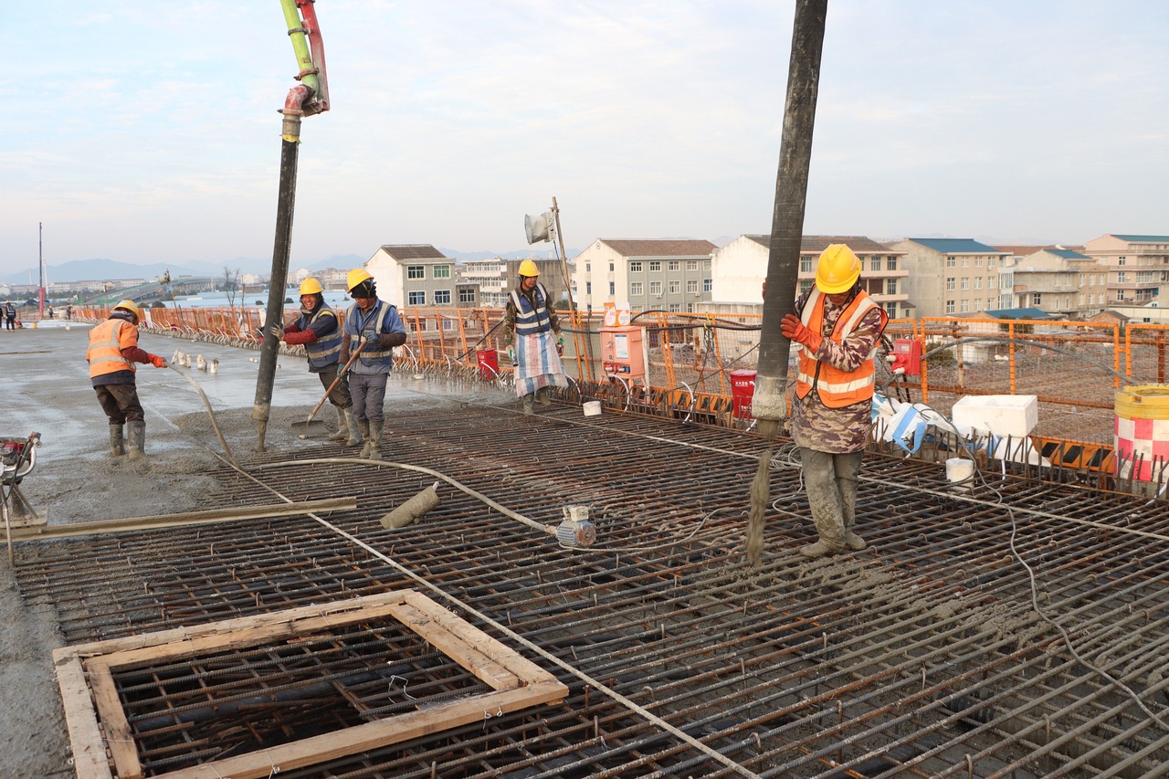 寒冬中的奇迹：温岭太龙快速路高架桥提前完工，建设者30小时不眠不休刷新工程纪录  第2张