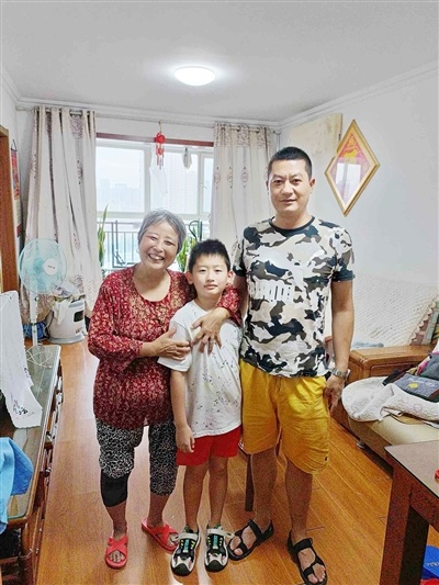 冬至暖心一幕：空巢老人与公交司机的双向奔赴，饺子传递人间真情
