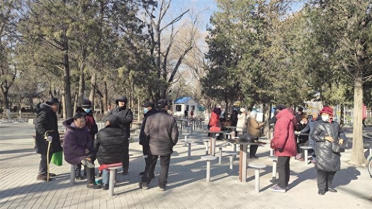 青城公园新增20套棋牌桌凳，市民乐享冬日休闲时光