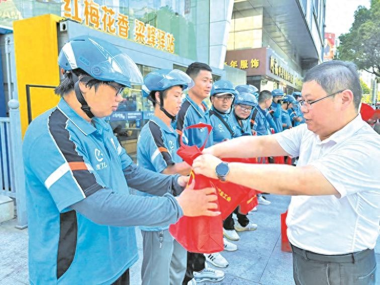 无锡崇安寺工会驿站：外卖小哥的温馨家园，每天接待超100人次  第1张