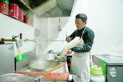 31岁甘肃小伙在杭州开拉面店，免费请困难人士吃饭，背后原因令人动容  第1张