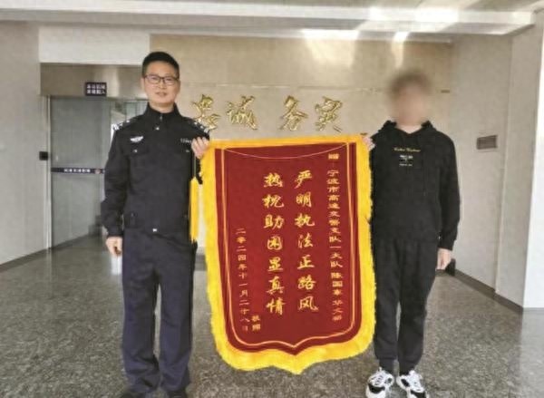 高速交警紧急护送孕妇，锦旗与喜糖背后的感人故事  第1张