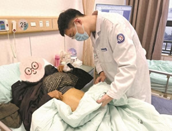 70岁大爷被胃食管反流病折磨得夜不能寐，医生揭秘治愈关键