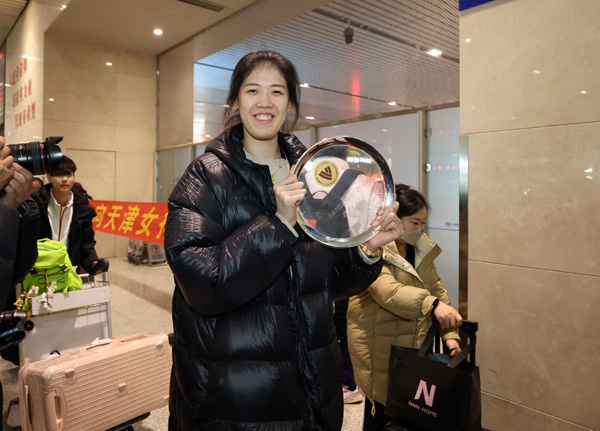 天津女排载誉归来，球迷热情迎接，亚军荣誉点燃全城激情  第4张