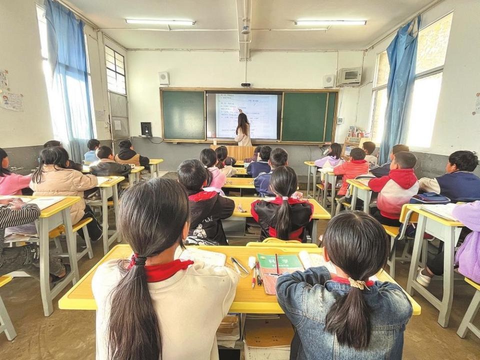 云上篮球场+全新图书室，乡村小学大变身！孩子们的幸福学习生活揭秘  第2张