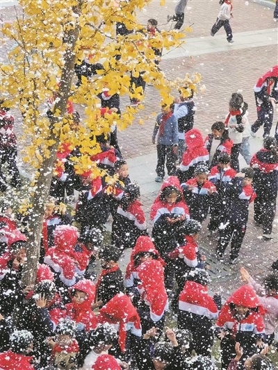 童话般的校园瞬间：瑞安阁巷小学人造瑞雪，孩子们欢呼雀跃  第2张