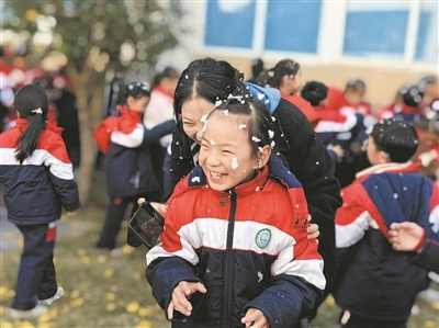 童话般的校园瞬间：瑞安阁巷小学人造瑞雪，孩子们欢呼雀跃  第3张