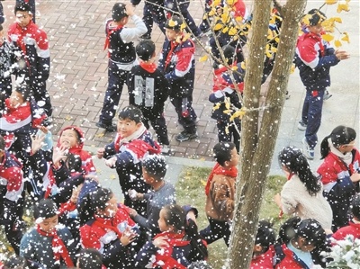 童话般的校园瞬间：瑞安阁巷小学人造瑞雪，孩子们欢呼雀跃  第4张