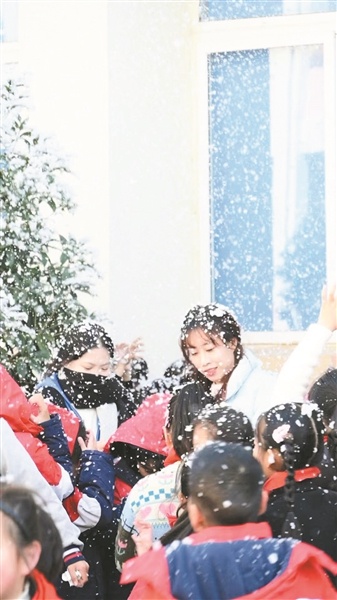 童话般的校园瞬间：瑞安阁巷小学人造瑞雪，孩子们欢呼雀跃  第5张