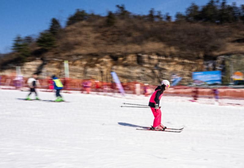 南方冰雪经济崛起：家门口的滑雪场，为何让北方人羡慕不已？