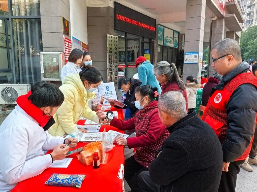 便民小集市火爆来袭！一站式解决健康、理发、政策咨询，居民直呼太方便  第1张