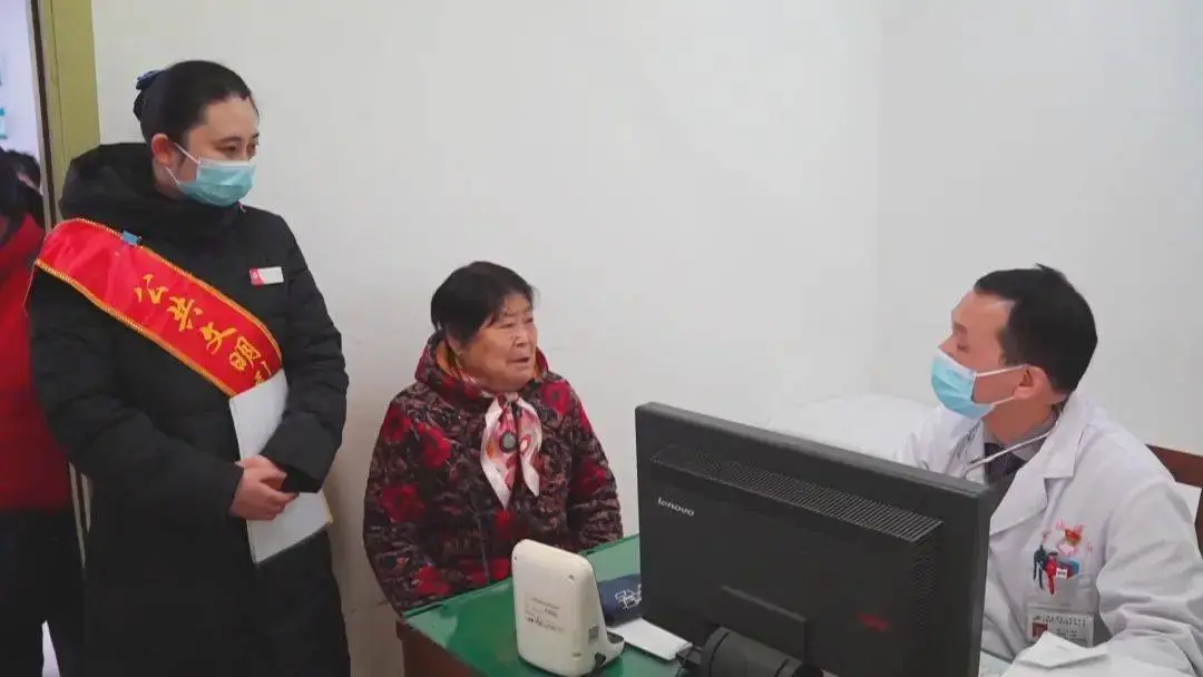 一通电话，暖心陪诊：88岁老人的就医新体验，告别孤独与焦虑  第2张