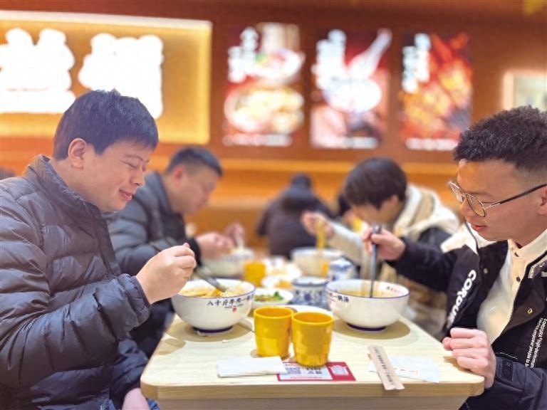 一碗兰州牛肉拉面，如何成为甘肃文化的窗口？探访武汉南湖佰港城店，揭秘背后的文化密码