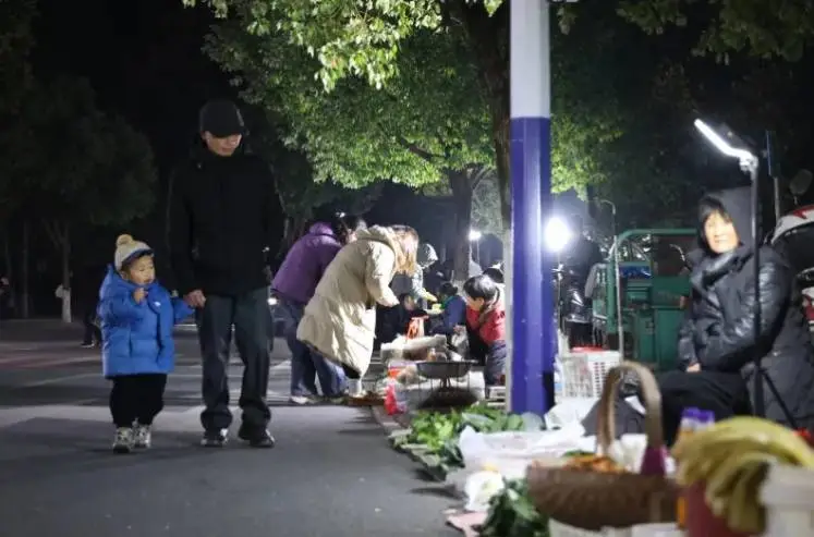 县政府门前夜市火爆，摊贩云集，免费停车接热水，网友点赞：这才是真正的城市烟火气