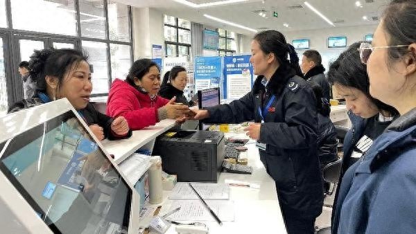 简阳不动产登记业务暴增，排队取号隔离带成新常态，如何应对办证高峰？  第1张