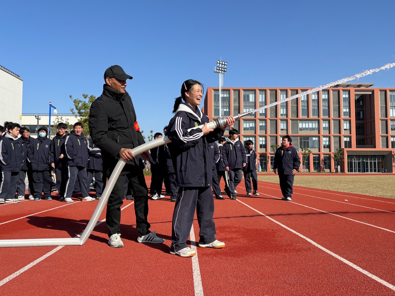 百福糕香漫校园，消防护盾护平安：一场文化与安全并重的非凡体验  第3张