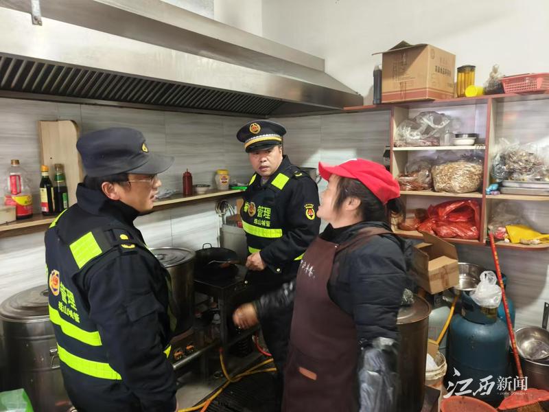 冬季油烟污染整治行动：珠山街道城管中队如何从源头提升空气质量？  第2张
