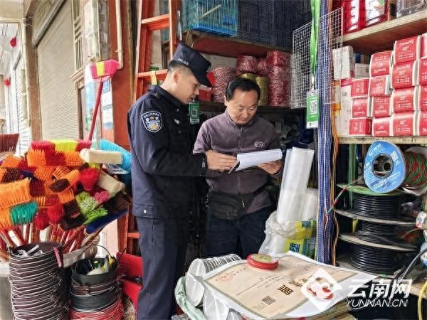 云南民警敲门入户，用心倾听民情，解决民生难题，警民关系更和谐  第1张