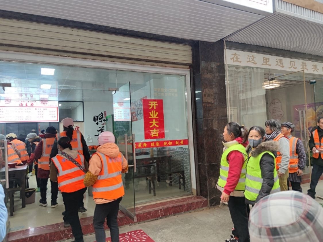 寒冬里的温暖：融安县爱心粉店为环卫工人提供免费早餐，感动全城  第1张