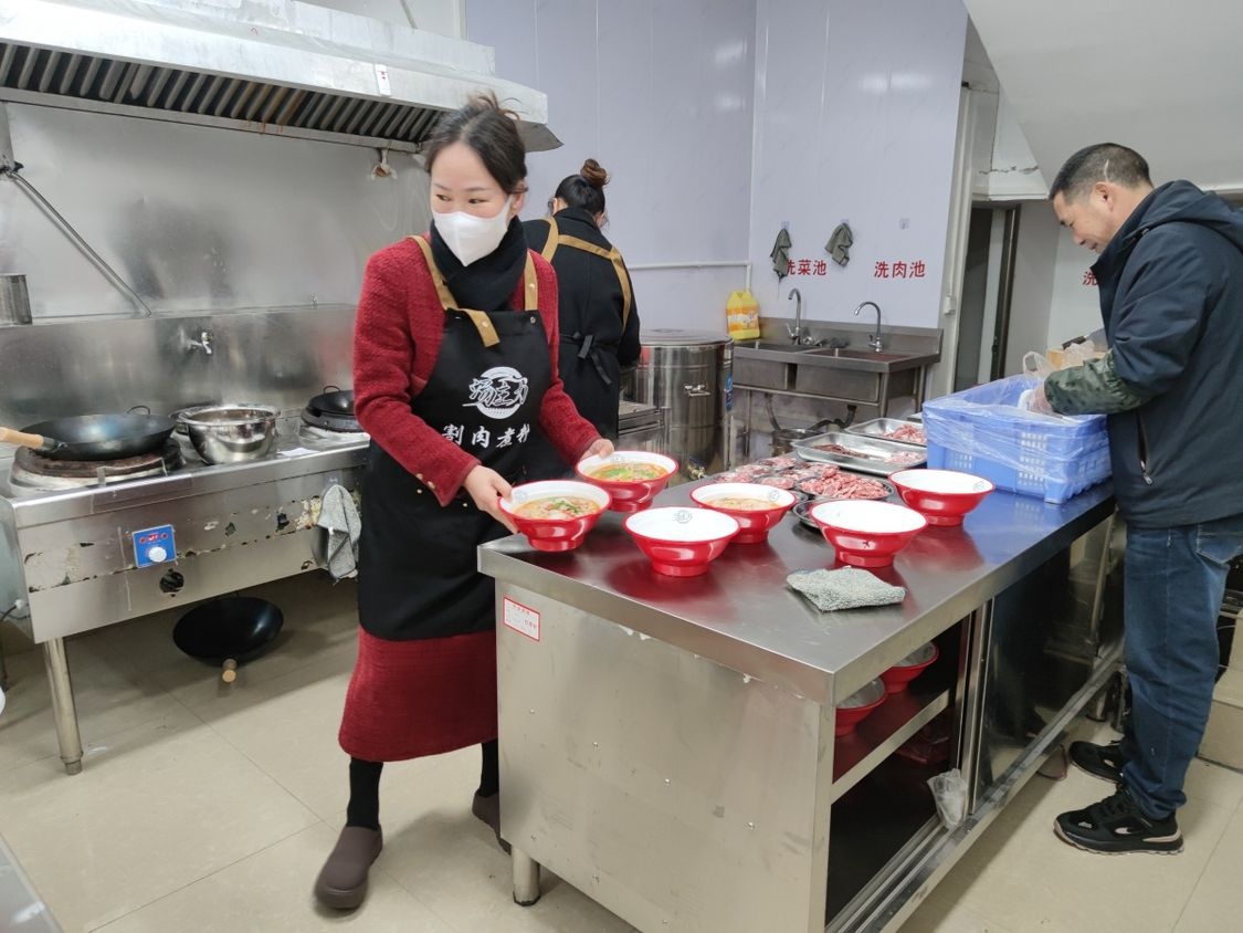 寒冬里的温暖：融安县爱心粉店为环卫工人提供免费早餐，感动全城  第2张
