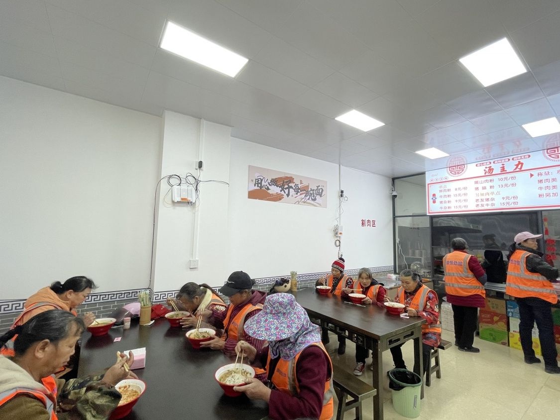 寒冬里的温暖：融安县爱心粉店为环卫工人提供免费早餐，感动全城  第4张