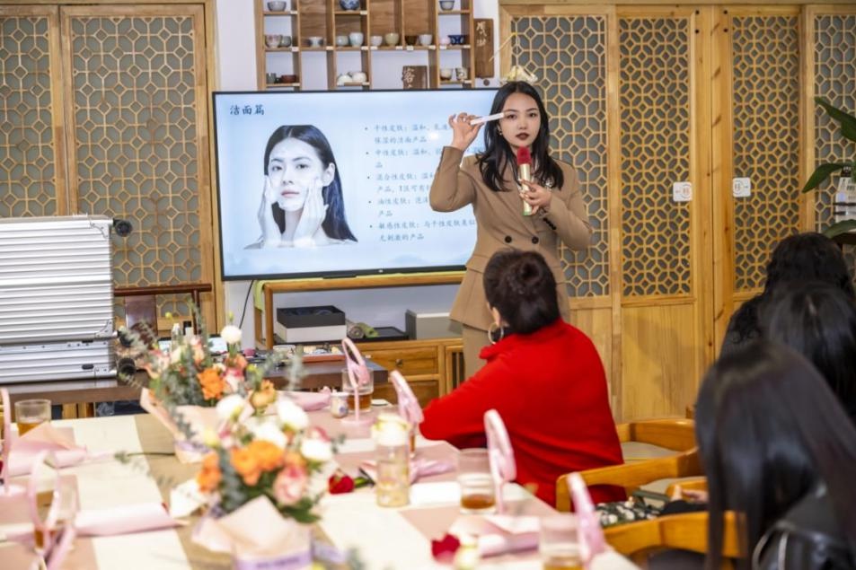 30位蜜丝齐聚一堂，美妆专家亲授独家化妆秘籍，让你瞬间焕发光彩  第2张