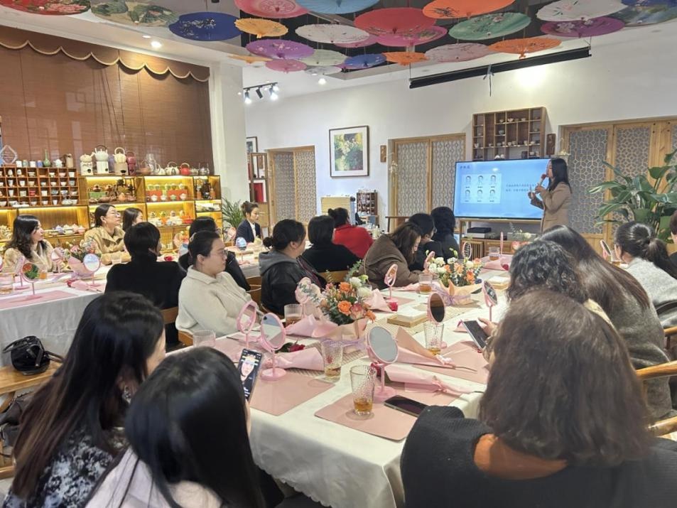 30位蜜丝齐聚一堂，美妆专家亲授独家化妆秘籍，让你瞬间焕发光彩  第3张