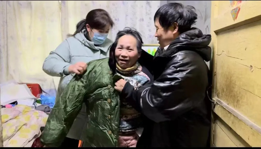 50岁微网格员李彩亭：用脚步丈量社区，用爱心编织温暖网格  第2张
