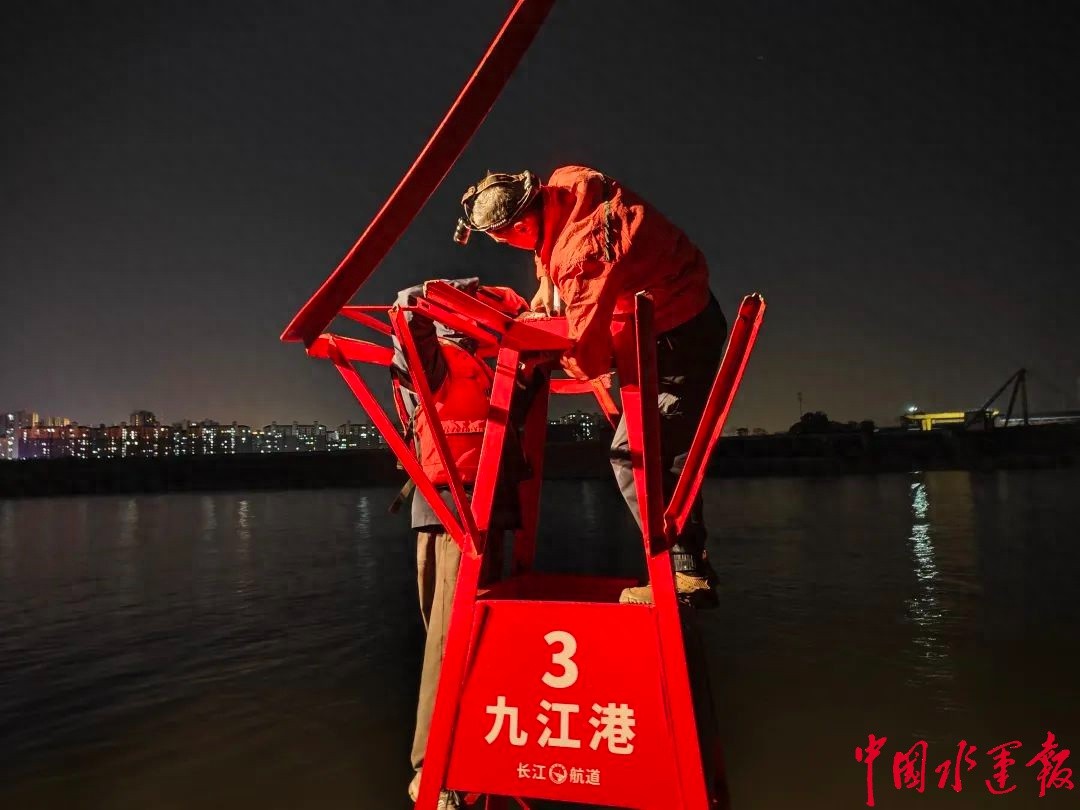 寒潮来袭！九江航道处44分钟奇迹救援，5小时生死时速找回失常航标  第1张
