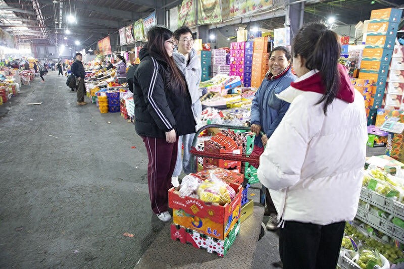 元旦将至，车厘子与草莓成水果市场新宠，价格惊喜还是惊吓？  第1张