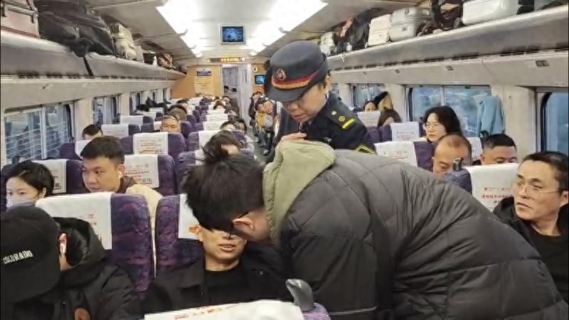 惊心动魄！D2238次列车上演生死时速，列车长紧急救援突发胰腺炎旅客