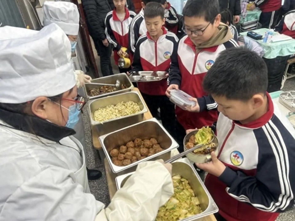 桶餐进班试点成功！香坊区11所学校学生午餐大变样，家长学生齐点赞
