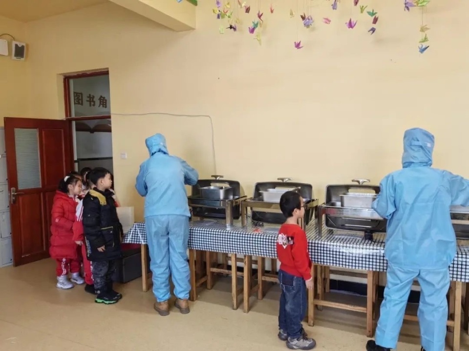 桶餐进班试点成功！香坊区11所学校学生午餐大变样，家长学生齐点赞  第2张
