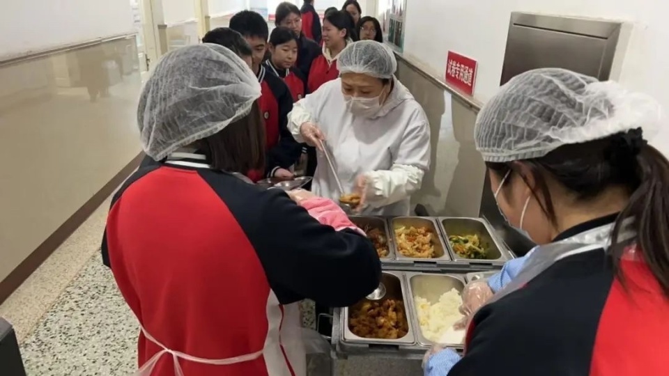 桶餐进班试点成功！香坊区11所学校学生午餐大变样，家长学生齐点赞  第3张