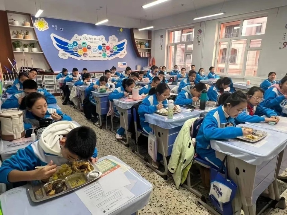 桶餐进班试点成功！香坊区11所学校学生午餐大变样，家长学生齐点赞  第4张