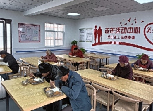 揭秘金安区老年食堂：老人们的温暖港湾，饭菜便宜又美味，子女们放心  第1张