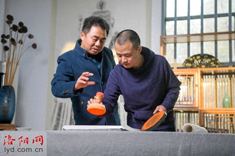 95后非遗传承人陈祎旸：用宣纸和墨汁，将圆雕造像立体呈现