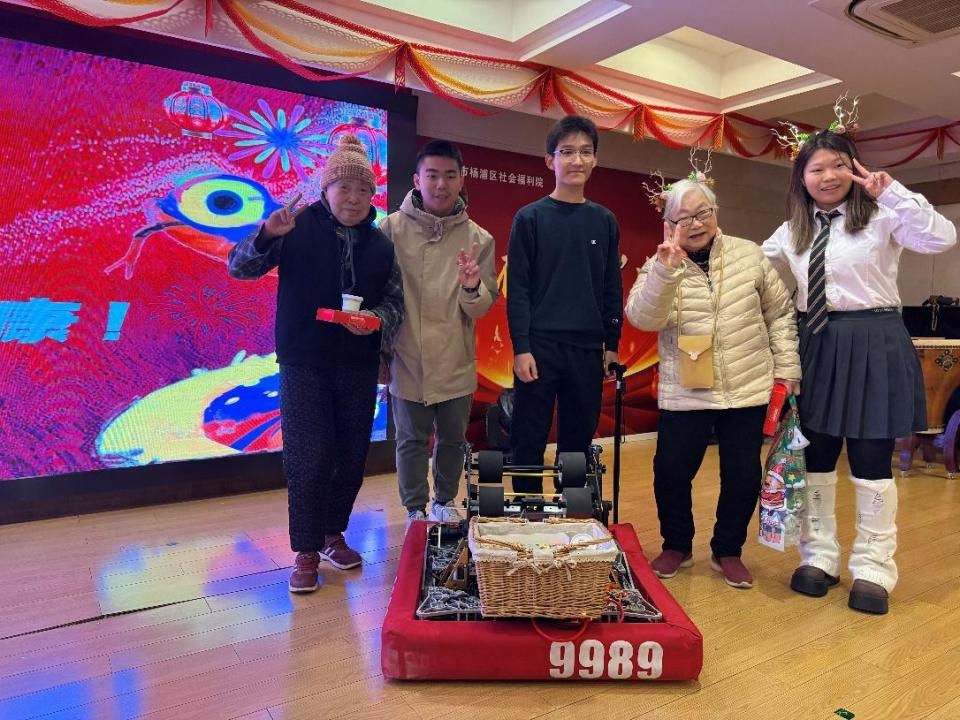 90岁老人爆改机器人，2024新款甜甜蜜蜜送祝福，全球顶级赛事再创奇迹  第3张